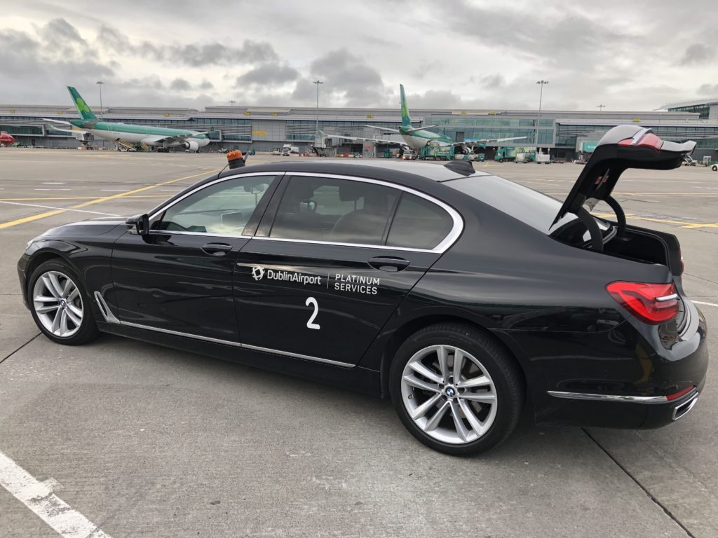 BMW Serie 7 per portare i passeggeri al proprio aereo.