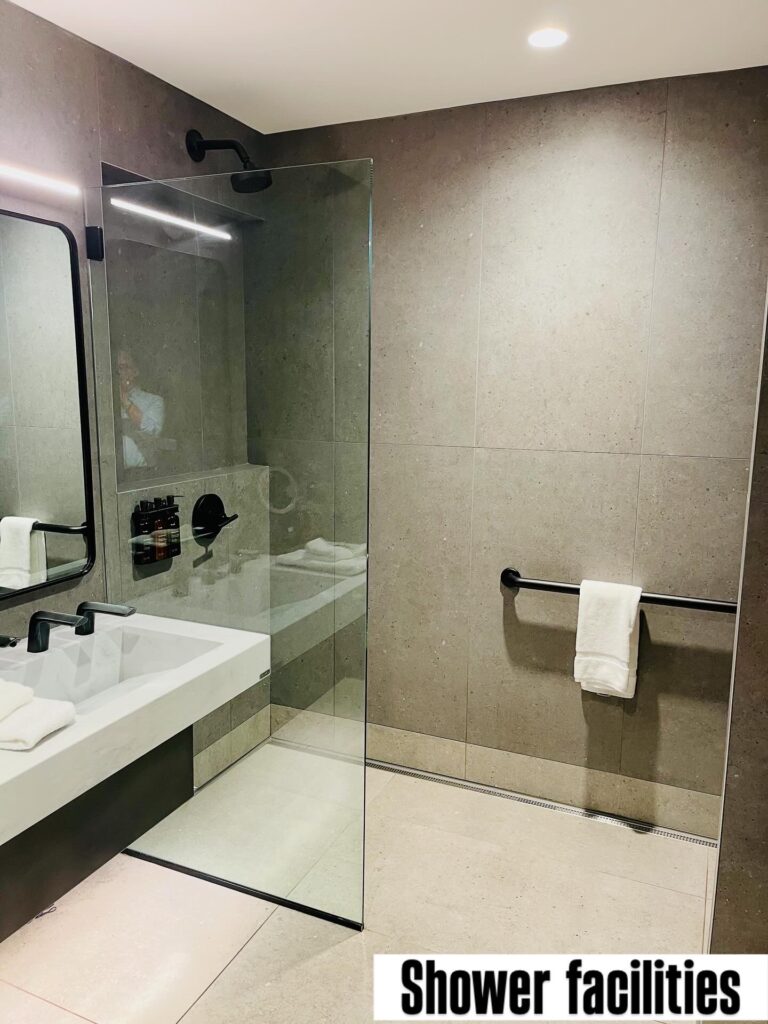 American Airlines Flagship Lounge Philadelphia: Shower Facilities
